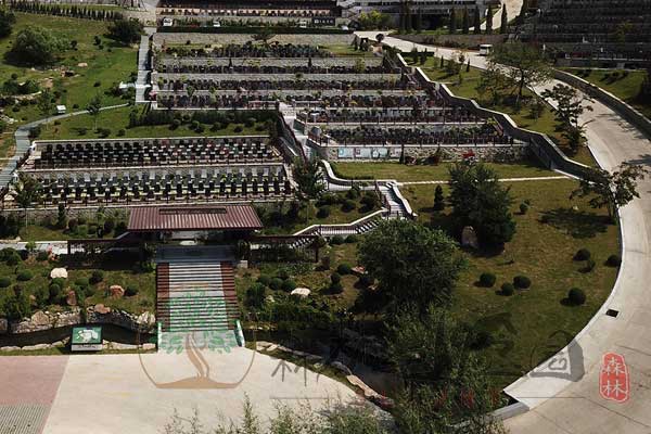 森林公墓背山面水，生命与自然和谐共存的永恒之地